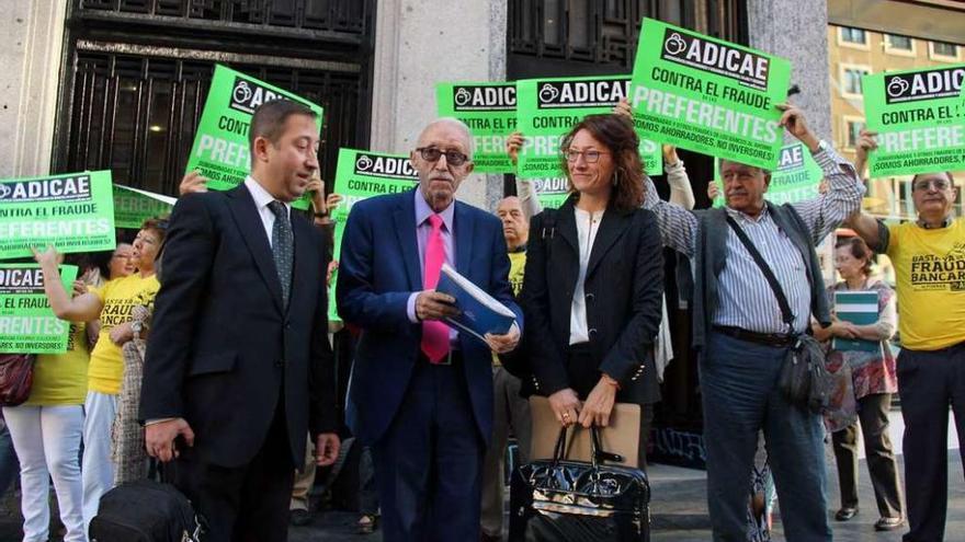 Dirigentes de Adicae y preferentistas a las puertas del juzgado que celebró la vista por las preferentes.