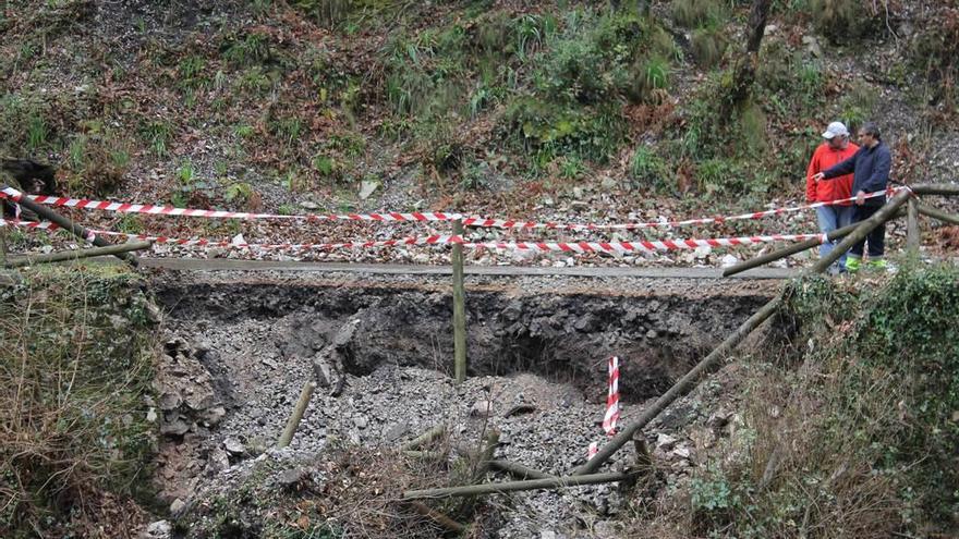 Los técnicos del Ayuntamiento de Proaza inspeccionan el derrumbe en la Senda del Oso, a la altura de Las Ventas.