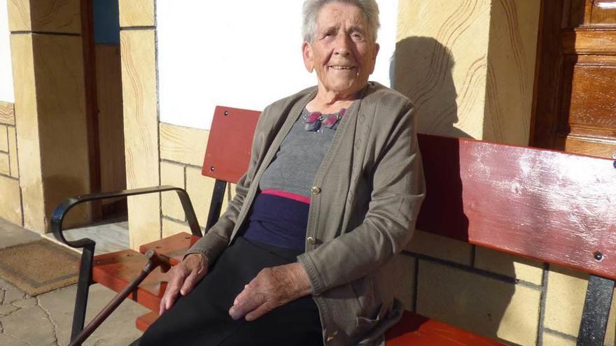 Etelvina Flórez, socia de honor de &quot;San Justo&quot;, cumple 88 años