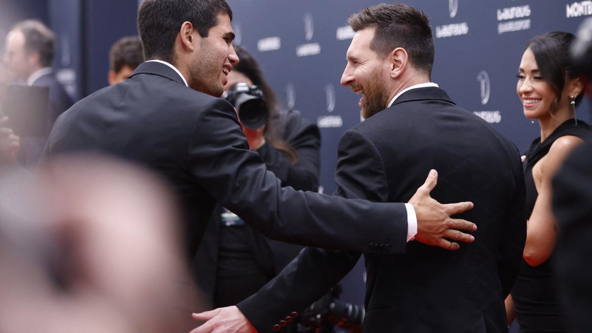 Carlos Alcaraz saluda a Leo Messi antes de entrar a la gala de los Premios Laureus