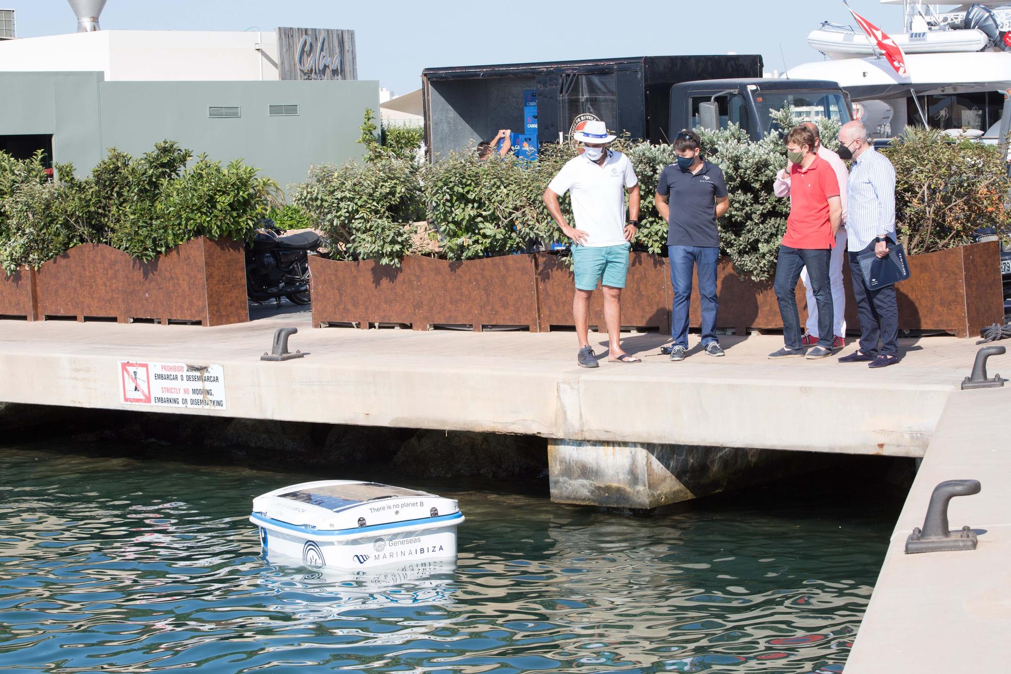 El ‘Geneseas’, un robot pionero en España limpia las aguas de la Marina Ibiza