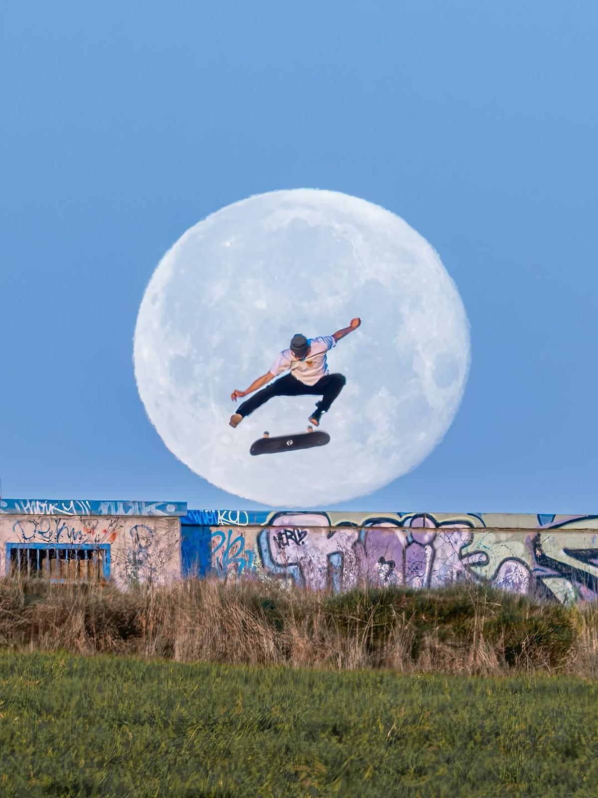 El secreto está en la perspectiva forzada y en la posición de la cámara, situada a 500 metros del skater