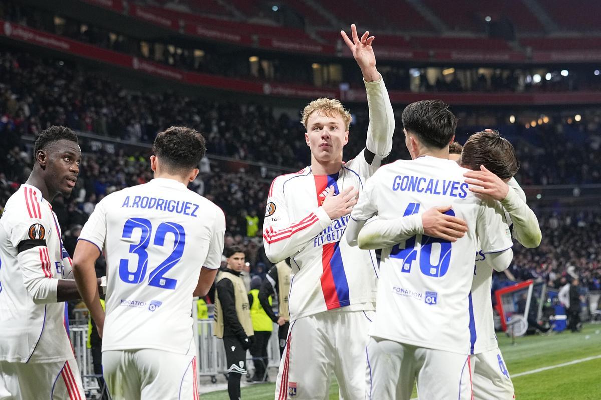 Adam Karabec celebra un gol ante el PAOK