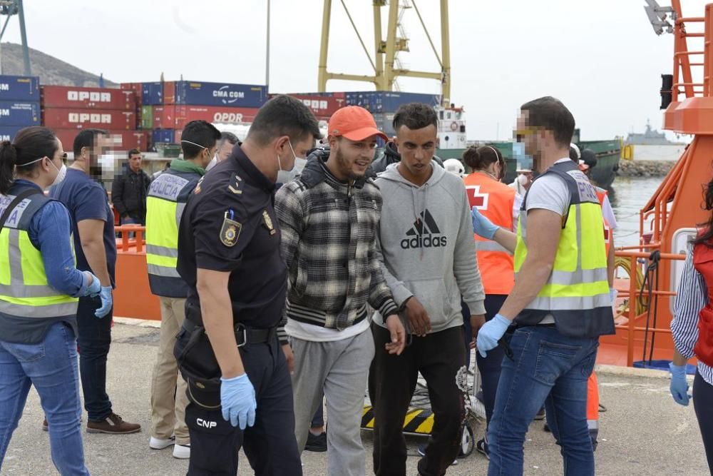 Localizan cuatro pateras con 39 personas frente a la costa de Cartagena