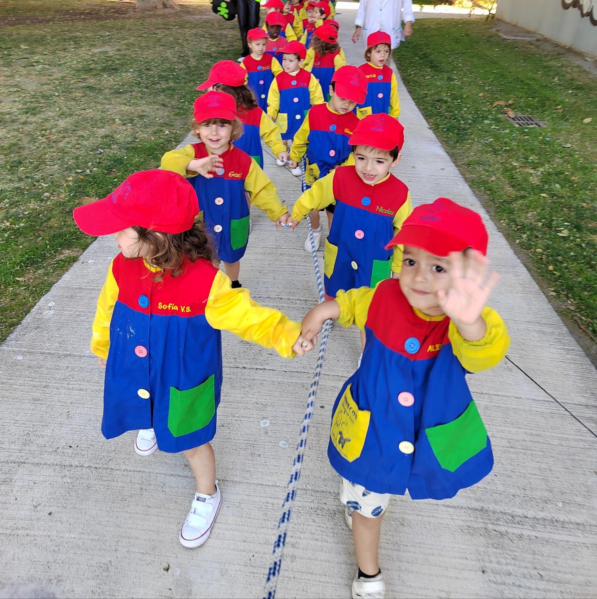 Niños de la escuela infantil municipal de Vilagarcía en las actividades desplegadas para fomentar el deporte.