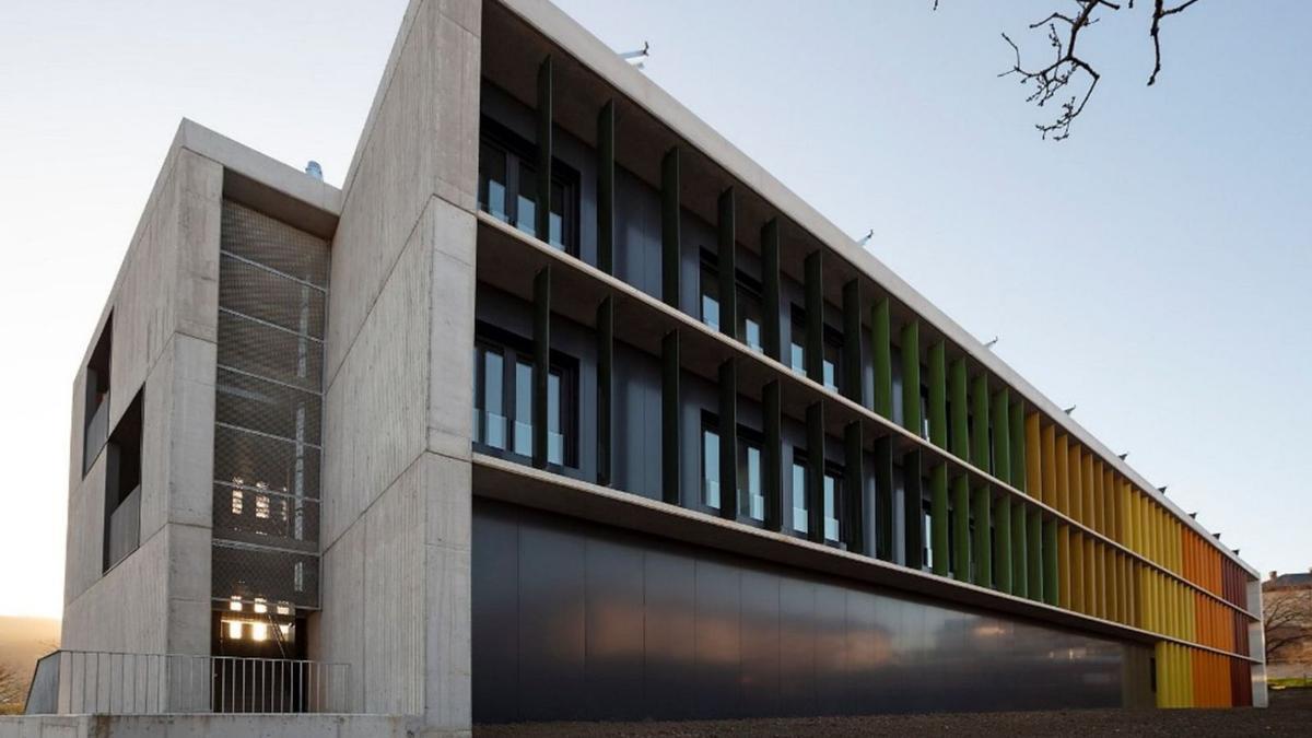 Fachada del edificio y dos zonas interiores.