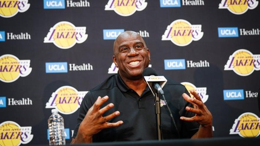 Magic Johnson renuncia como presidente de operaciones de los Lakers