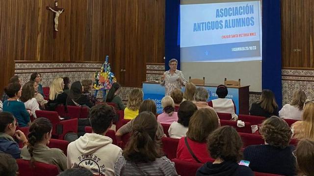 Primera asamblea de antiguos alumnos del colegio Santa Victoria.
