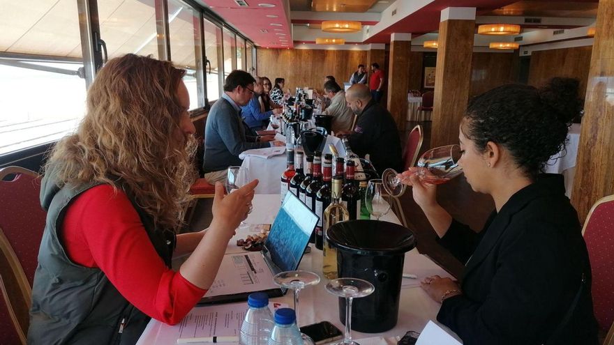 Participantes en la acción promocional catan vinos de las bodegas de Toro