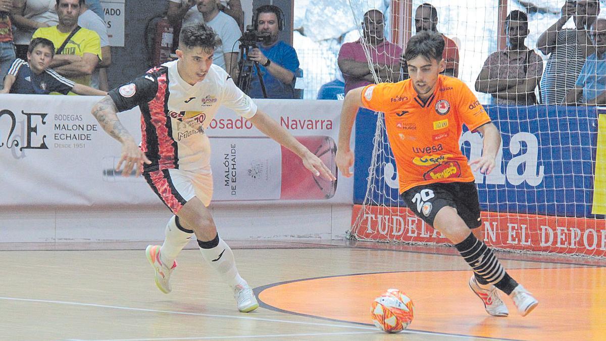 Darío presiona a un rival durante el partido entre Ribera Navarra y ElPozo Murcia.