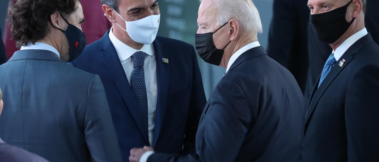 El presidente del Gobierno, Pedro Sánchez, conversa con el presidente de Estados Unidos, Joe Biden.