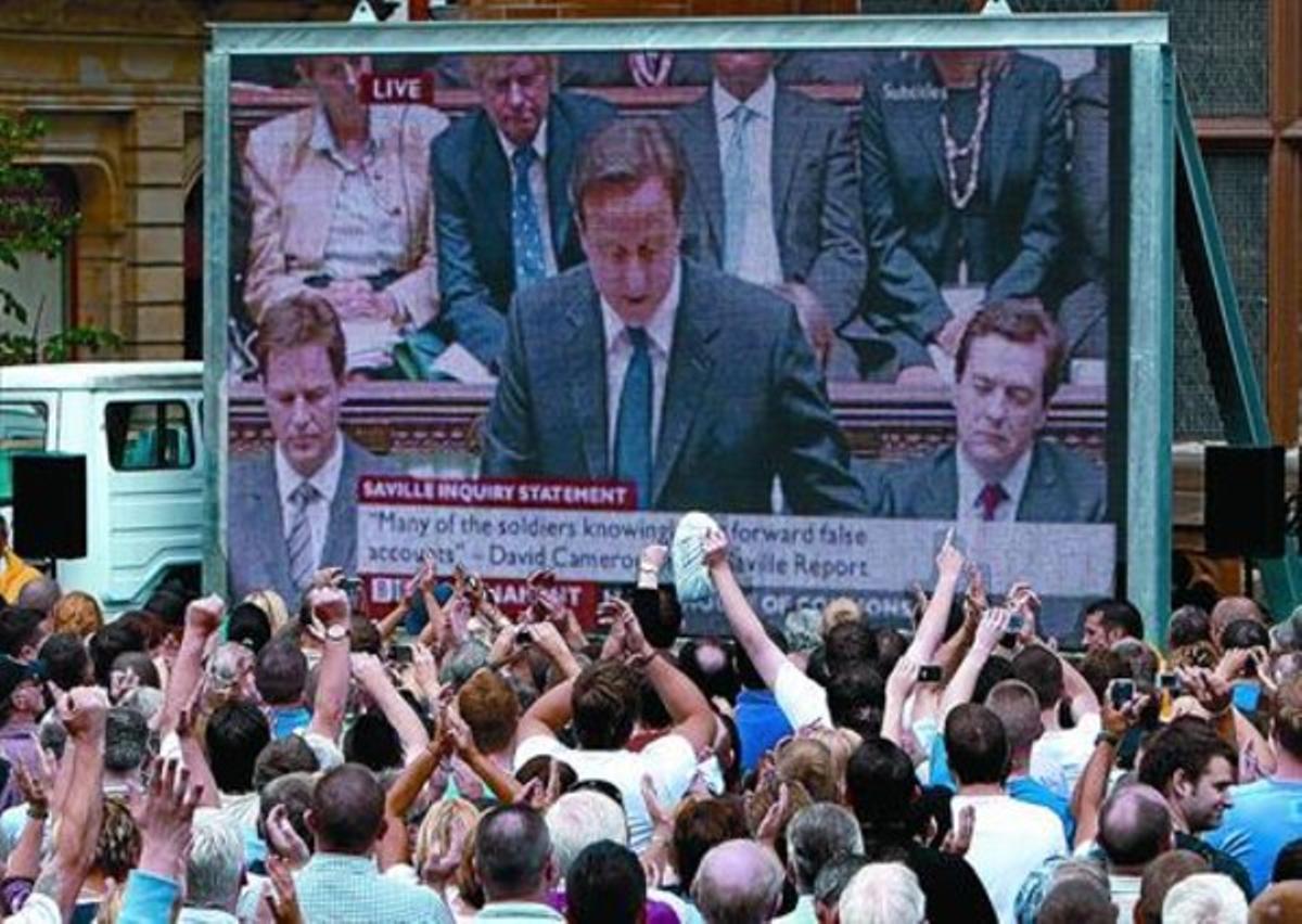 SATISFACCIÓ Reacció d’alegria a Derry (Irlanda del Nord) a la valoració de l’informe per part de David Cameron. SATISFACCIÓ Reacció d’alegria a Derry (Irlanda del Nord) a la valoració de l’informe per part de David Cameron.
