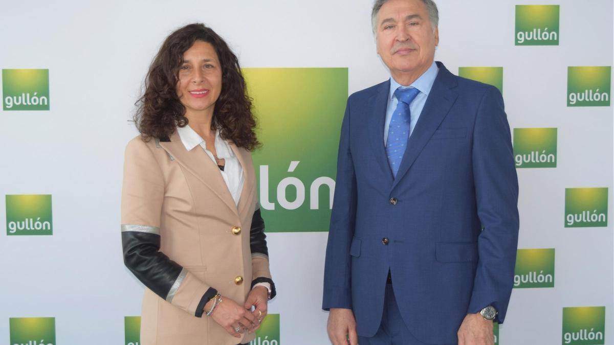 La presidenta de Galletas Gullón, Lourdes Gullón, y el consejero delegado y director general de la empresa, Juan Miguel Martínez Gabaldón.