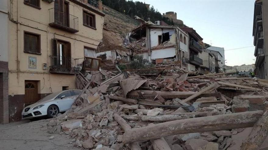 Los vecinos se reúnen con los técnicos para conocer la situación de sus casas