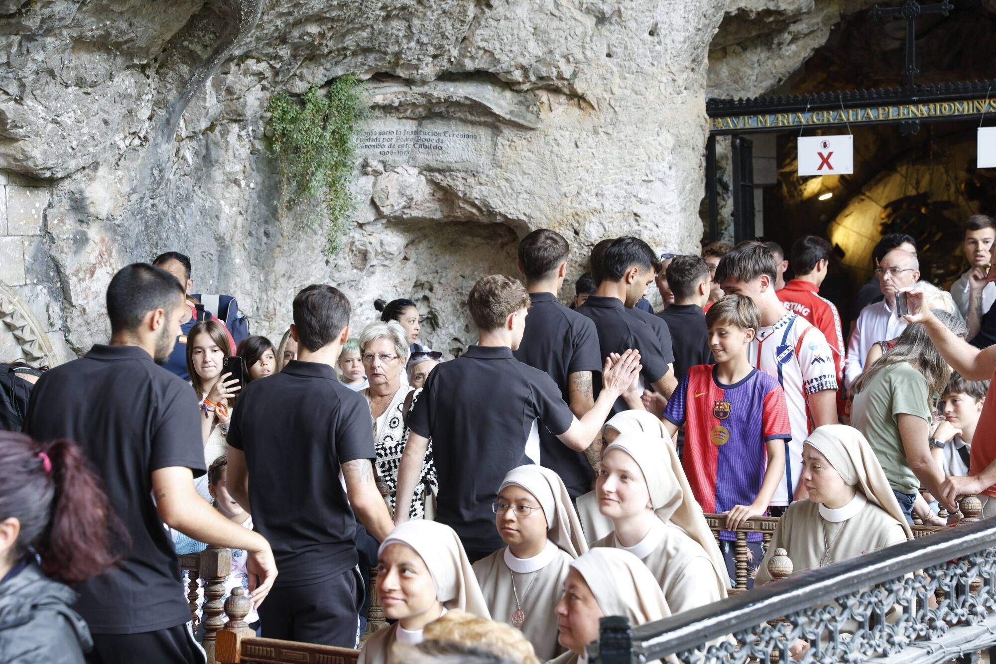EN IMÁGENES: Visita del Sporting a La Santina en Covadonga