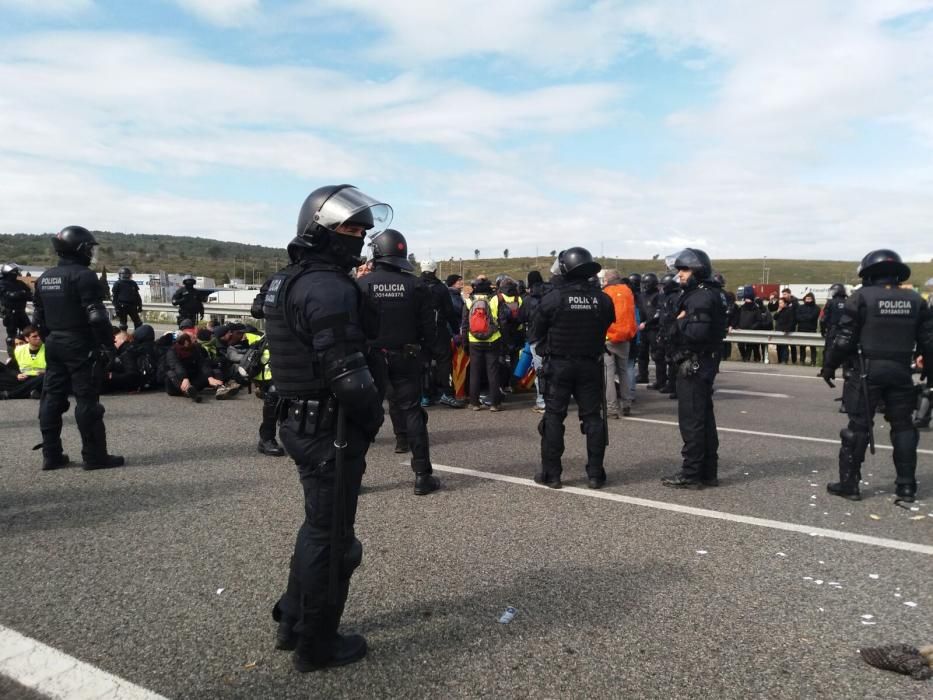 Els Mossos desallotgen els manifestants de l'AP-7