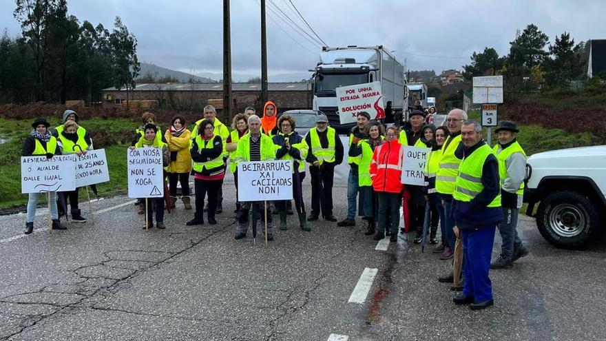 Retoman las protestas para exigir la mejora del vial Os Valos-Amoedo