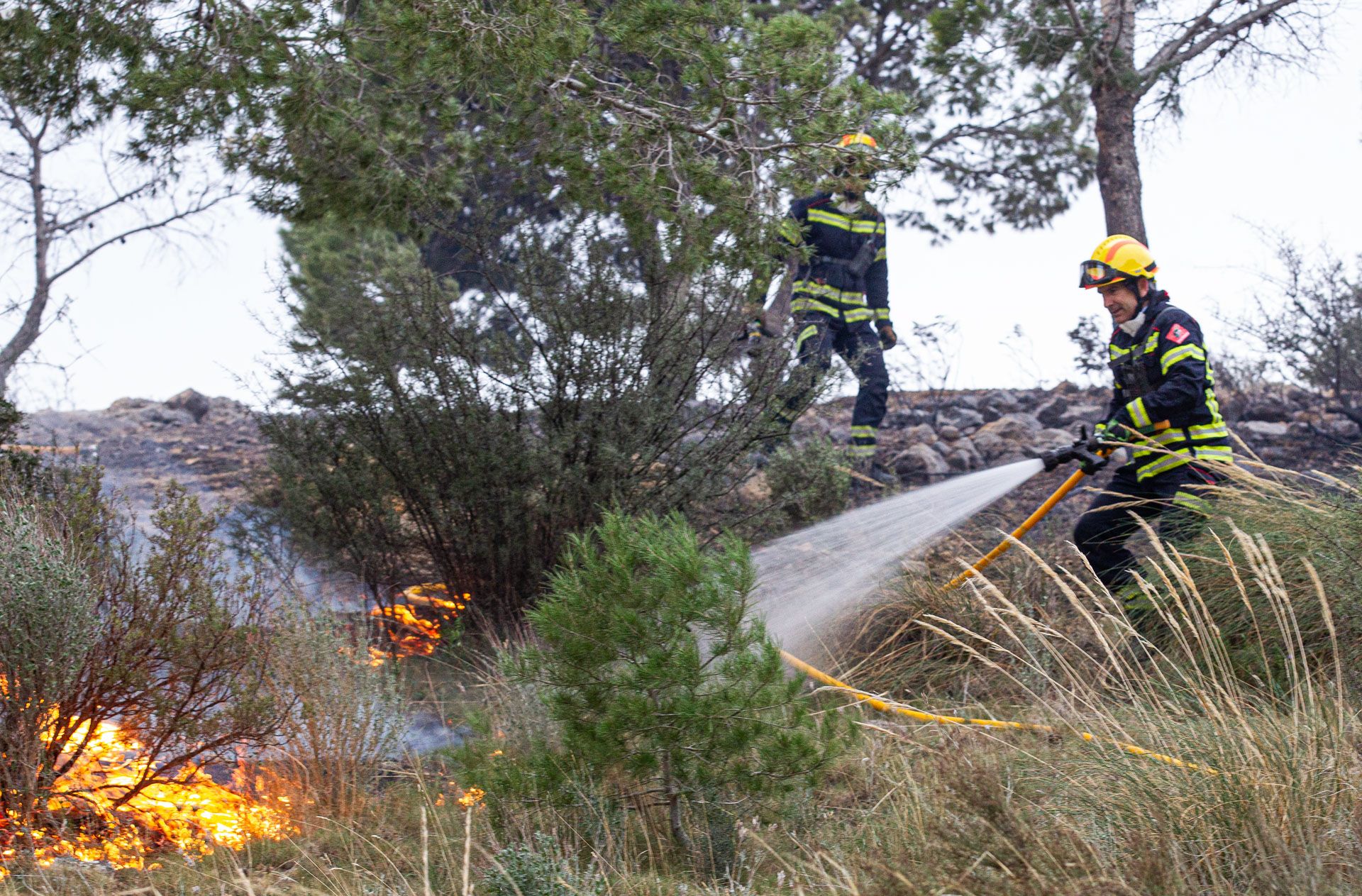 Decenas de vecinos desalojados por el incendio de Aigües