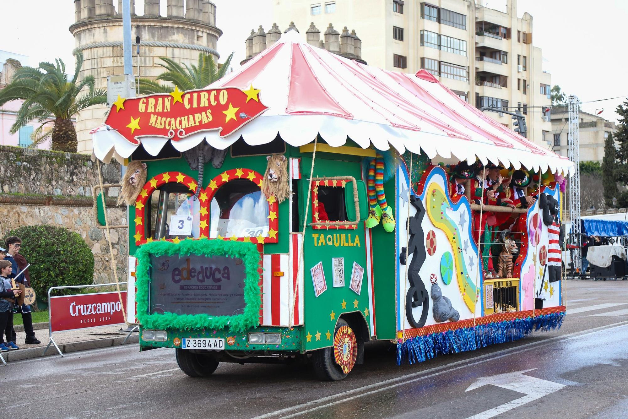 GALERÍA | Los pacenses arropan a los artefactos en su desfile del sábado en Badajoz