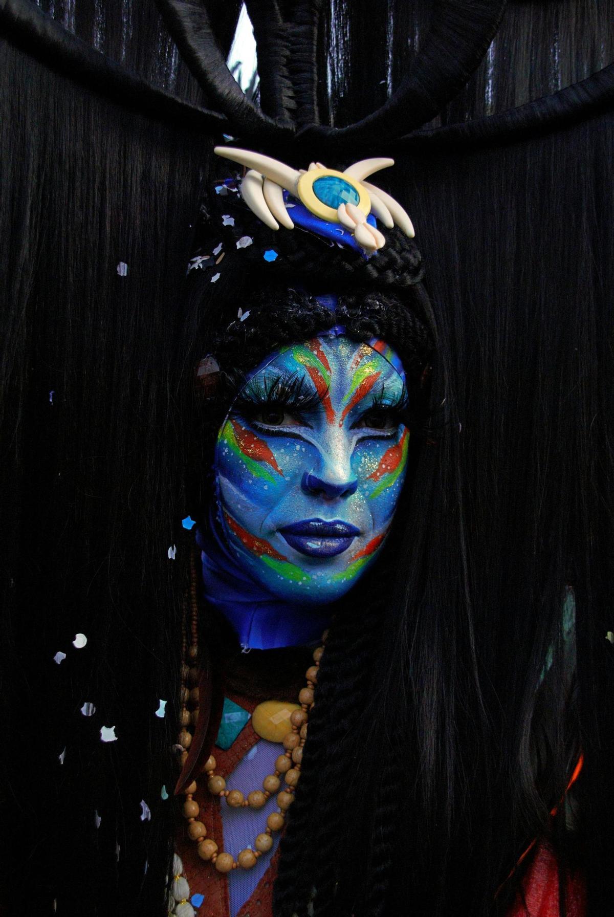 Unha persoa coa cara totalmente maquillada