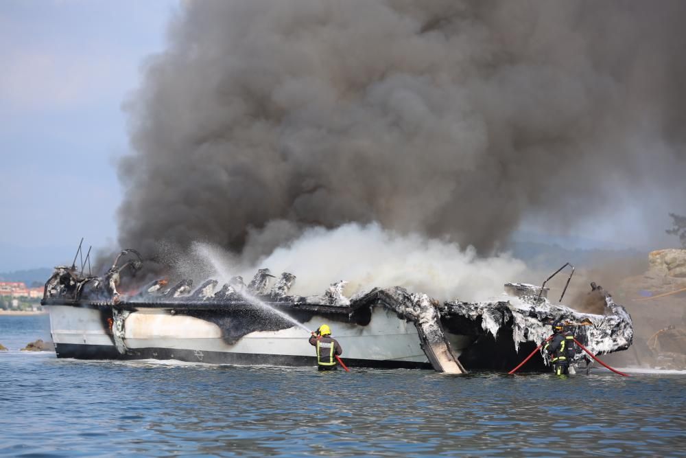 Incendio de un catamarán en Arousa