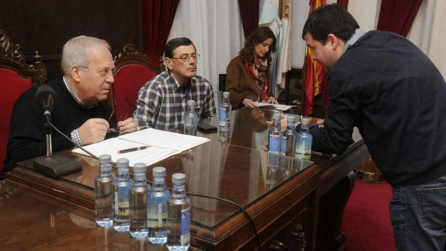 El alcalde y dos de los concejales del Gobierno local conversan antes de un pleno.