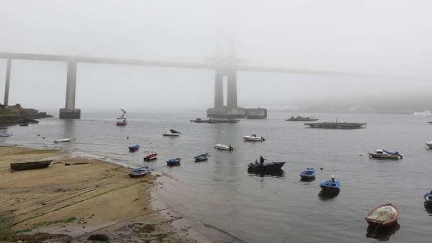 El contraste de temperaturas entre la frialdad del agua y la tierra caliente provocó la niebla costera que ayer cubrió la ría de Vigo. // R. Grobas