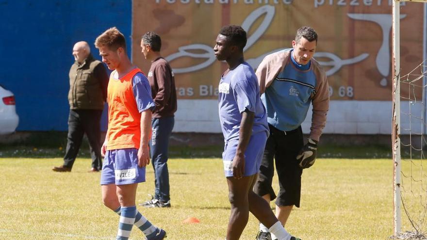 Michael Awaah, en un entrenamiento del Avilés junto a Cayarga y Guillermo.