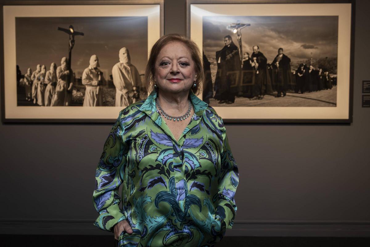Cristina García Rodero junto a dos de sus fotografías incluidas en la exposición 'España oculta', visitable en el IVAM hasta febrero.