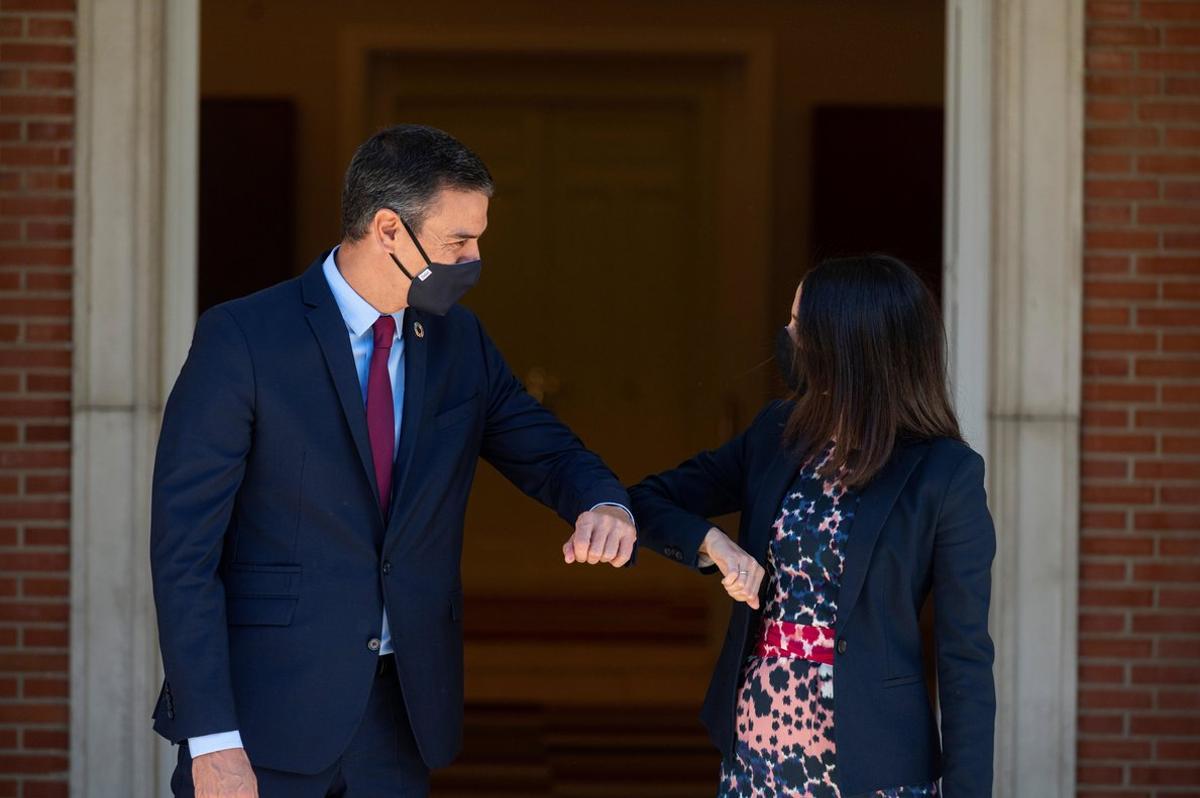 GRAF8965. MADRID, 02/09/2020.- El presidente del Gobierno, Pedro Sánchez, recibe en la Moncloa a la líder de Ciudadanos, Inés Arrimadas, durante su ronda de contactos con los partidos políticos este miércoles para mantener una reunión e iniciar una ronda de encuentros con las formaciones políticas que medirá su disposición para pactar los presupuestos y otras cuestiones, como la renovación de los órganos constitucionales. EFE/Fernando Villar POOL