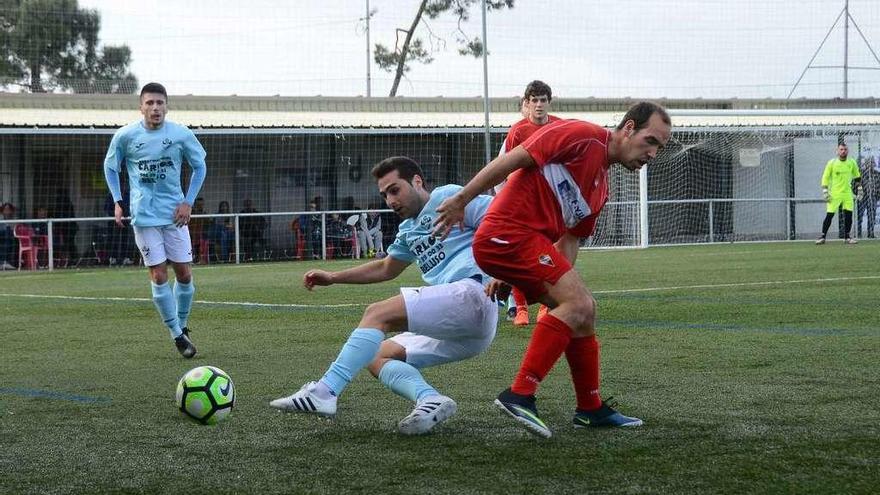 Un jugador del Beluso y otro del Gran Peña luchan por un balón en el partido de ayer. // Gonzalo Núñez