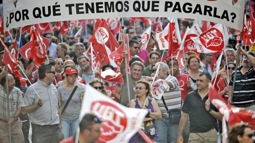 Vista general de la manifestación que los empleados públicos han llevado a cabo hoy en Valencia, en protesta por los recortes sociales aprobados por el Gobierno.