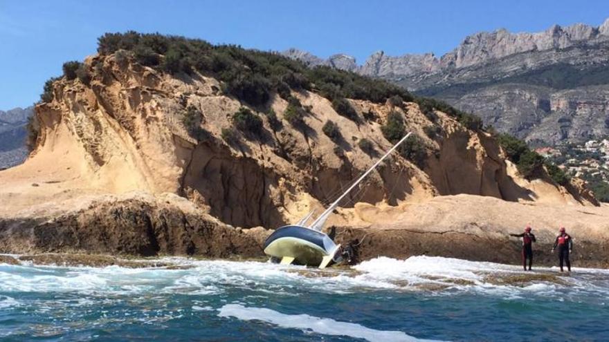 Cruz Roja rescata un barco encallado en Altea