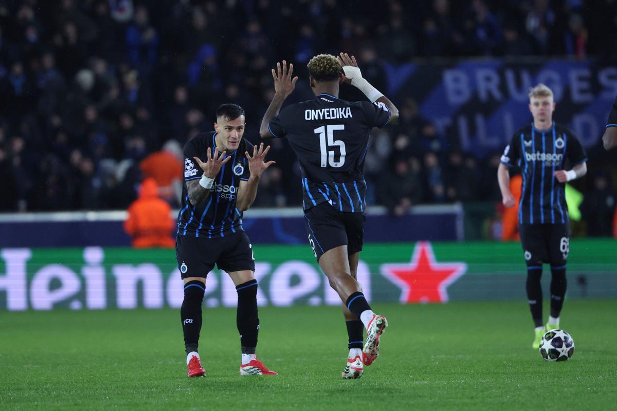 Raphael Onyedika, del Brujas (centro), celebra tras anotar el primer gol de su equipo durante el partido de ida de los playoffs de la Liga de Campeones entre el Brujas y el Atlético de Madrid Raphael Onyedika, del Brujas (centro), celebra tras anotar el primer gol de su equipo durante el partido de ida de los playoffs de la Liga de Campeones entre el Brujas y el Atlético de Madrid