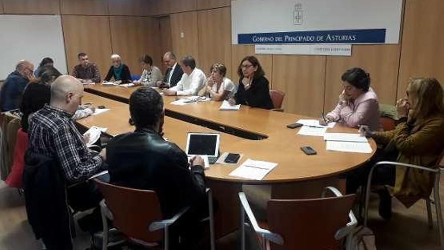 Representantes sindicales durante la reunión de ayer con la consejera de Educación, Carmen Suárez, y su equipo.