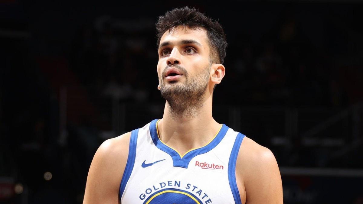 Omer Yurtseven en un partido con los Golden State Warriors