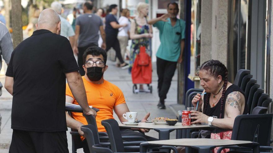 Clientes en una terraza de un bar ayer en Vigo.