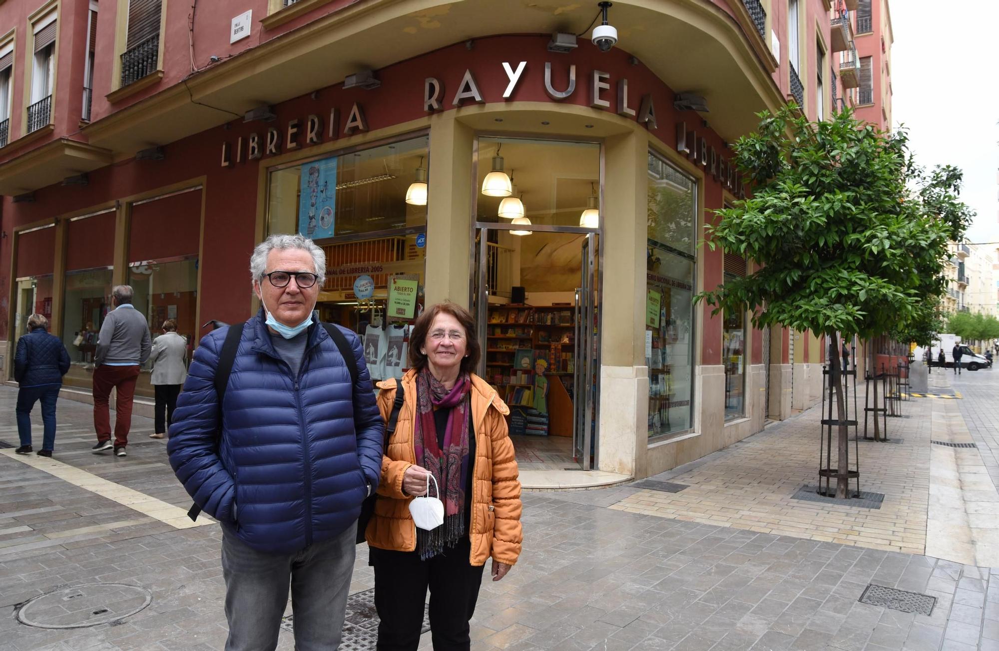 Los libreros Juan Manuel Cruz, fallecido en diciembre, y Carmen Niño, delante de la librería Rayuela.