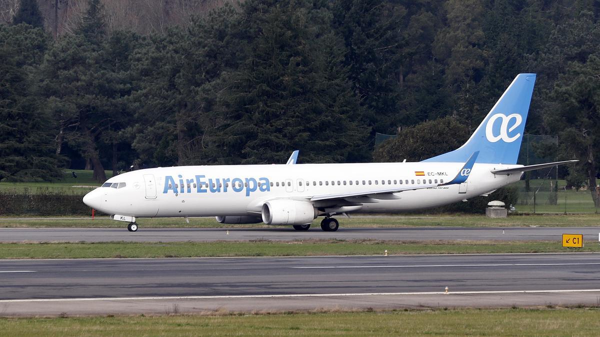 Un avión de la aerolínea Air Europa aterrizando en el aeropuerto de Peinador en una imagen de comienzos de 2023