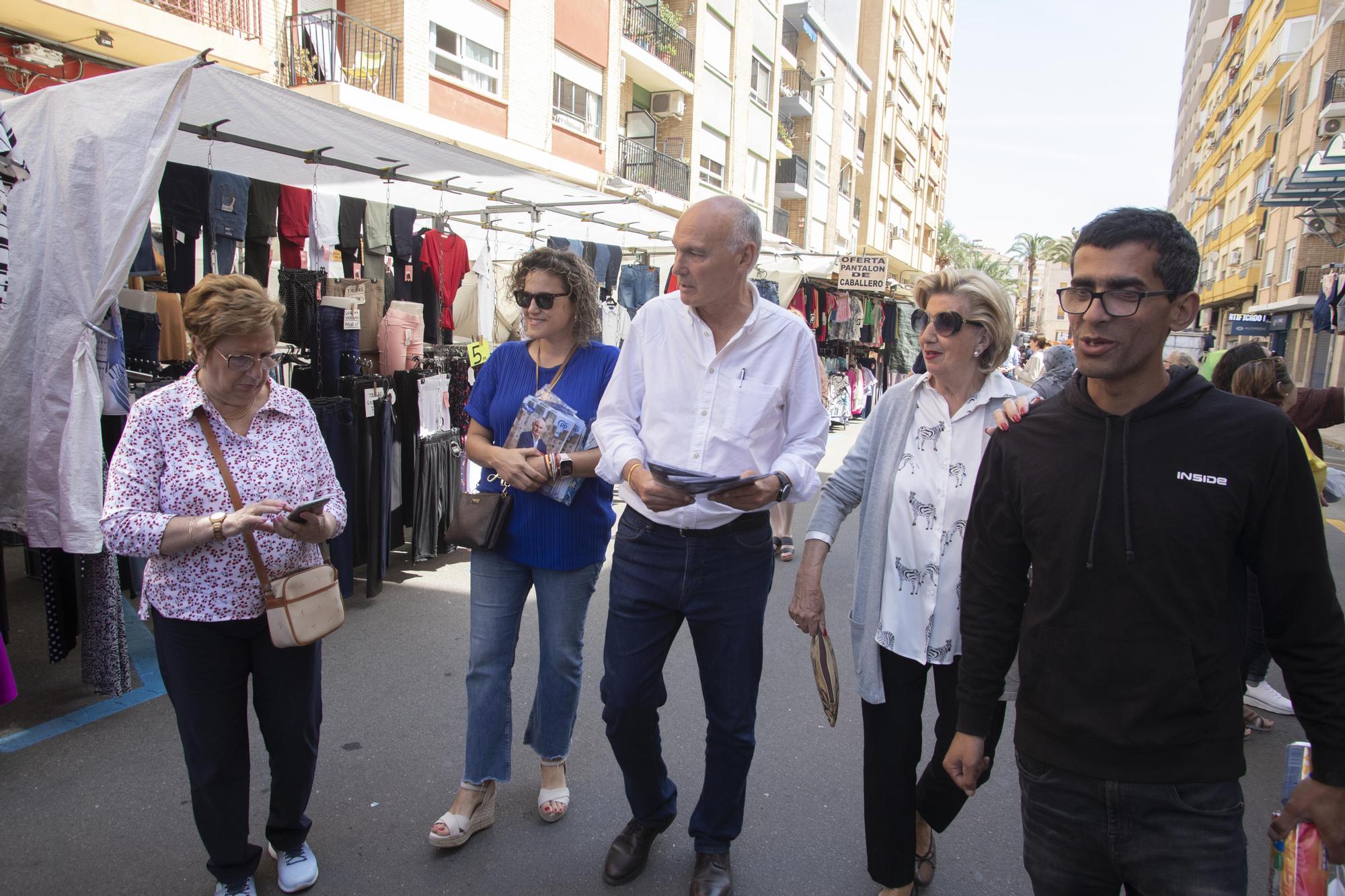 Los Partidos buscan el voto en el mercado de Alzira