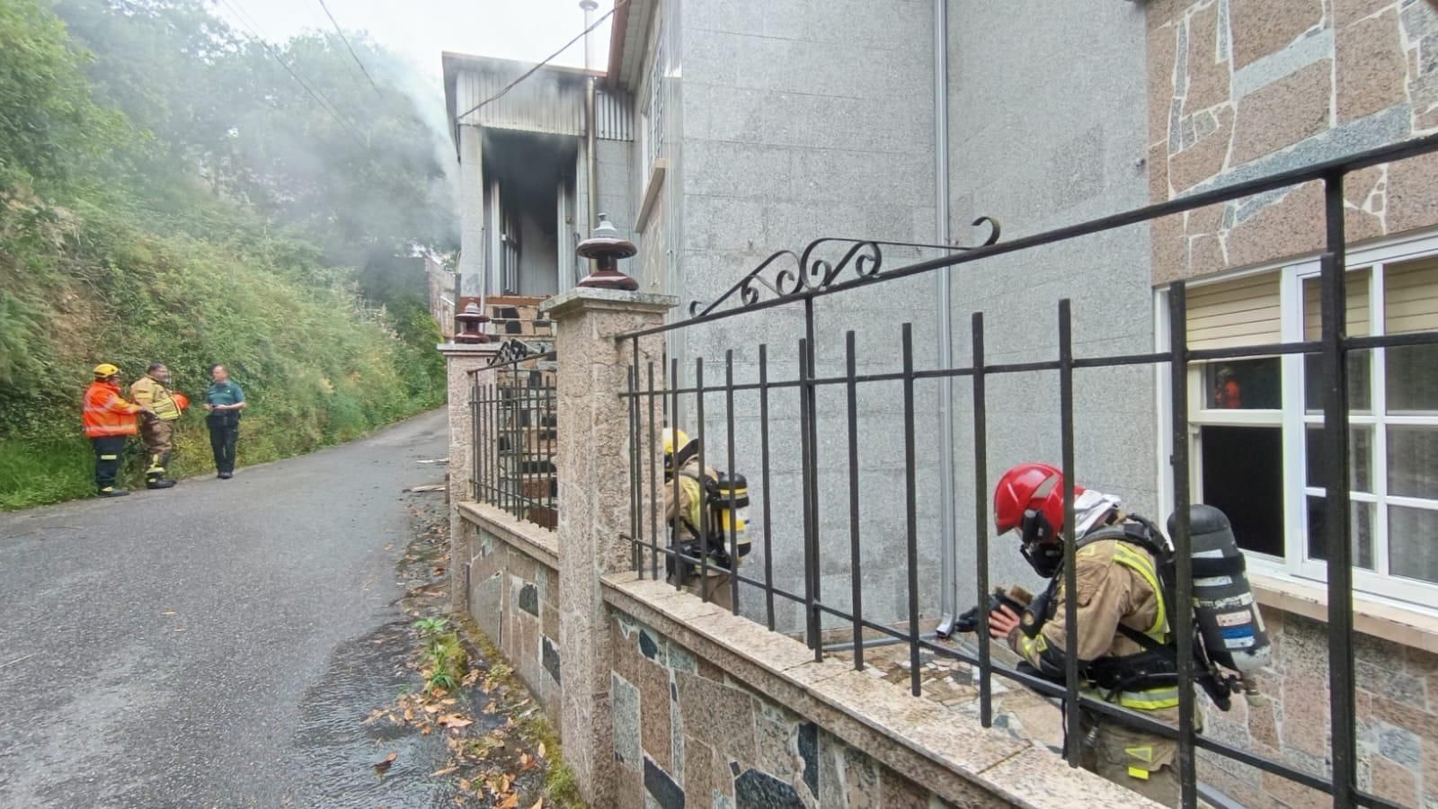 Arde la planta alta de una vivienda en Areamilla en Cangas