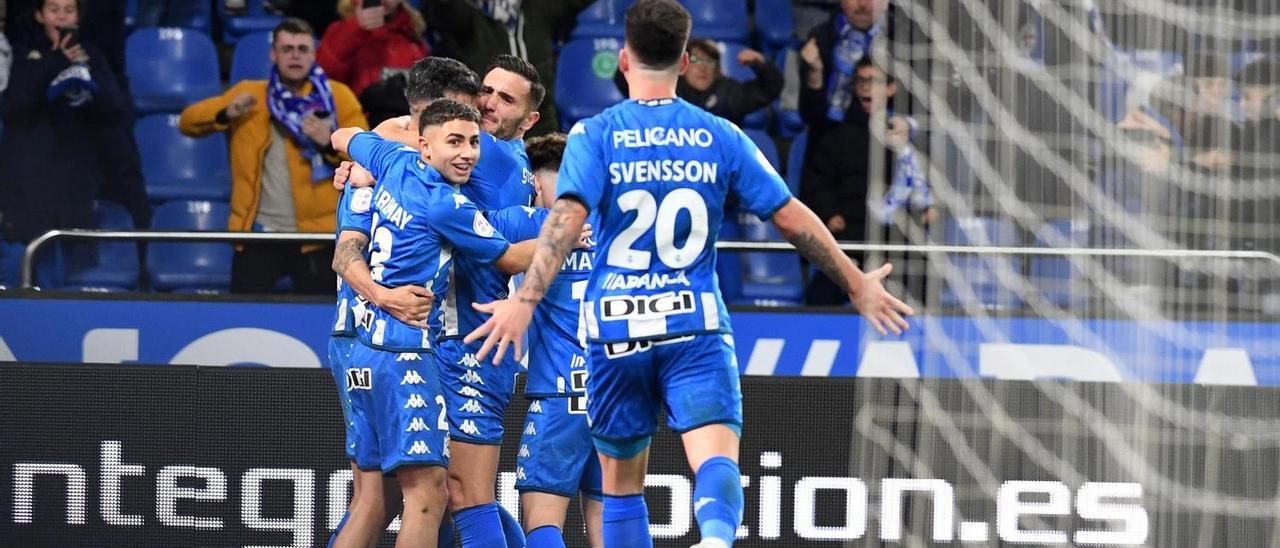 Los jugadores del Deportivo abrazan a Alberto Quiles tras anotar el gol del triunfo ante el Mérida, el sábado.