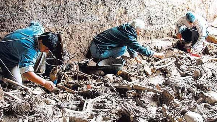 Exhumación de una fosa de la dictadura argentina.  // Clarín