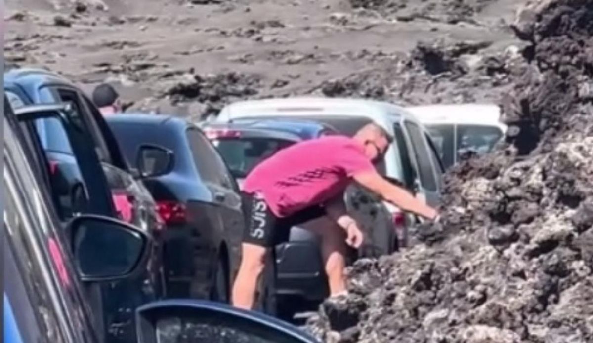 El momento en el que el turista coge una piedra