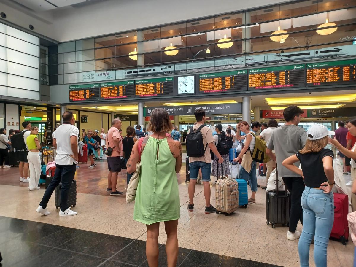Cientos de viajeros con destino Madrid atrapados en Málaga: &quot;Necesitamos ir a casa sea como sea&quot;