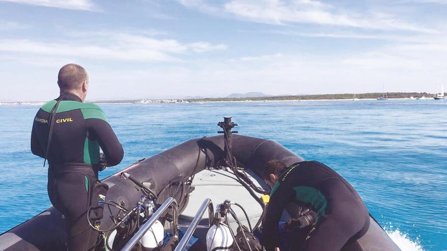 Agentes del Grupo Especial de Actividades Subacuáticas de la Guardia Civil durante las labores de búsqueda del brazo amputado.