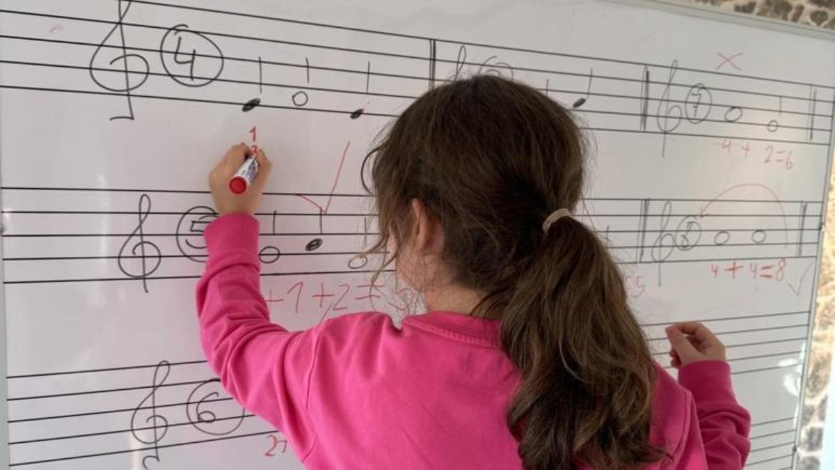 Una niña en la Escola de Música de Sant Joan