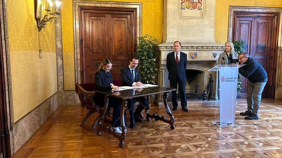 Marga Prohens y Llorenç Galmés en el momento de la firma del convenio para ejecutar el Pacto por el Agua.