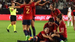 Las jugadoras de la selección celebran el primer tanto de Laia Codina