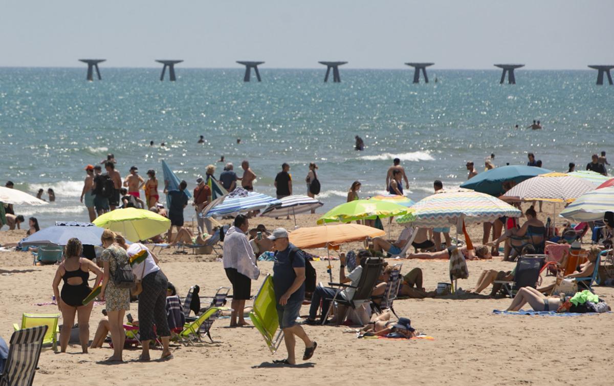 El puente y las altas temperaturas hacen que parezca agosto en la playa del Port de Sagunt